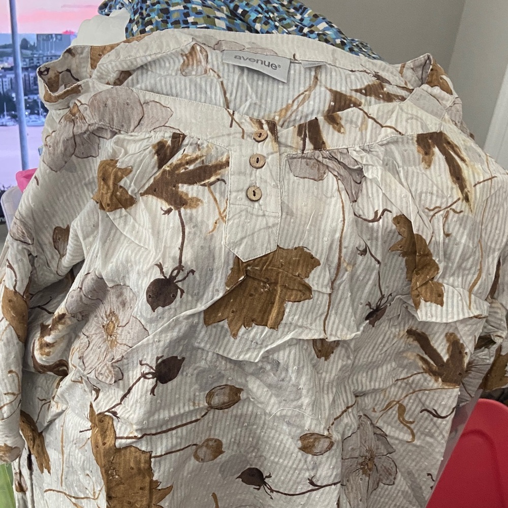 Avenue White Floral Button-Front Ruffle Shirt size 26/28